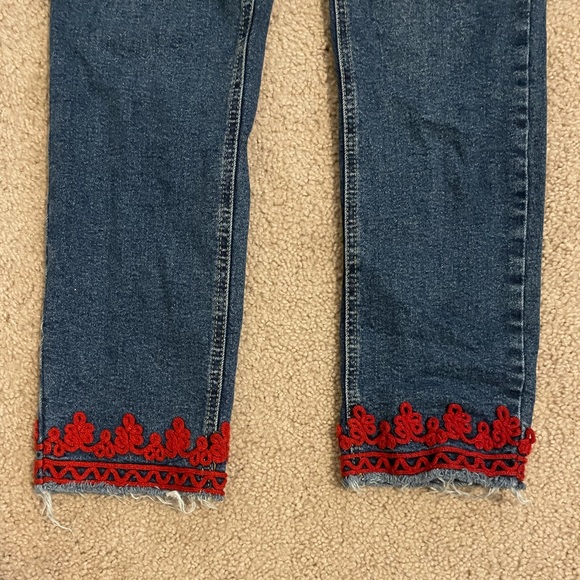 Jeans with red detail at the bottom - Picture 5 of 6